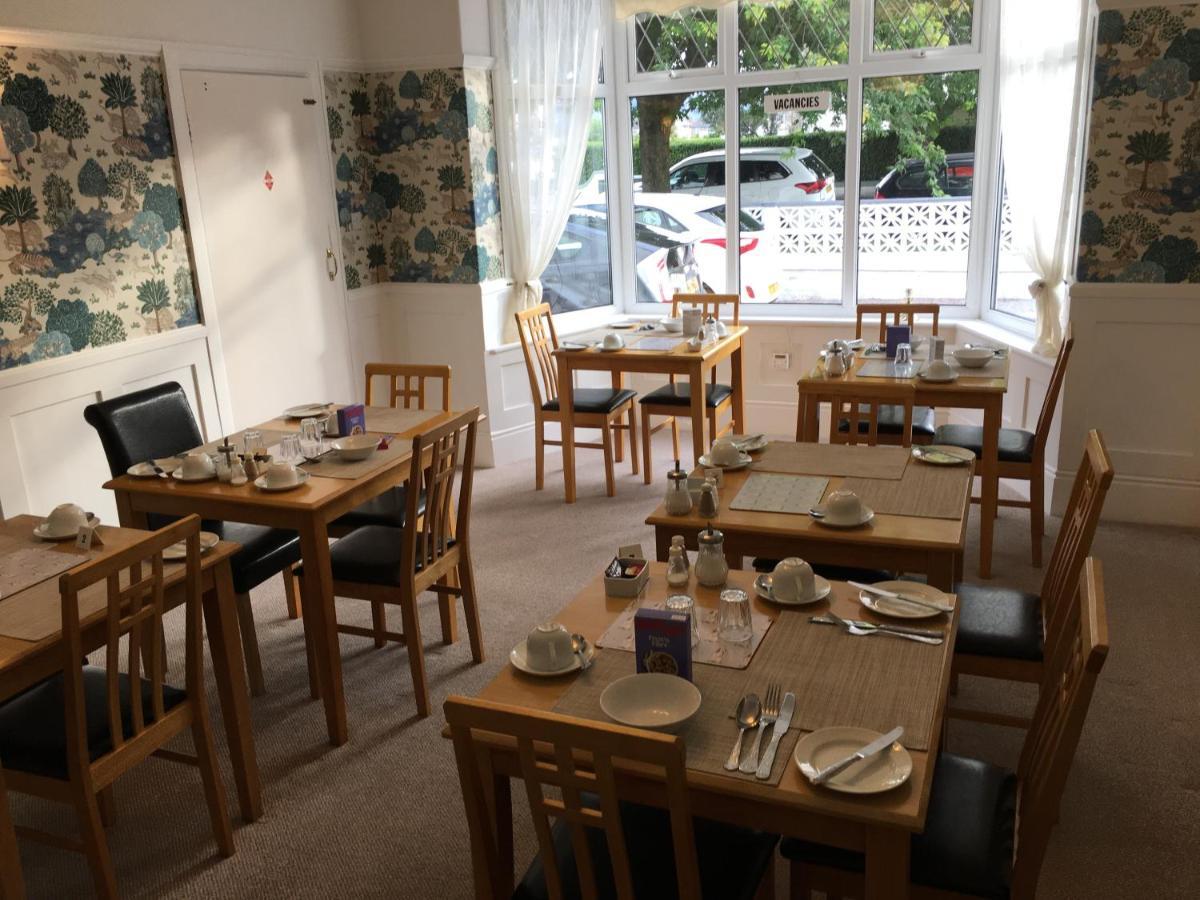 The Kenmore Guest House Llandudno Extérieur photo